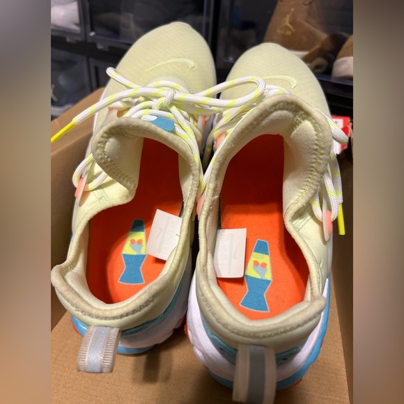 Nike React Presto Barely Volt/Hyper Crimson-Blue Gaze-Volt-White - Picture 2 of 5